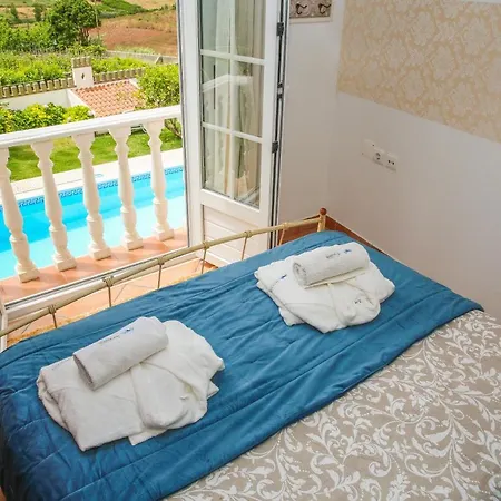 Joana Vasconcelos, Ocean View & Pool - Pata Da Gaivota *