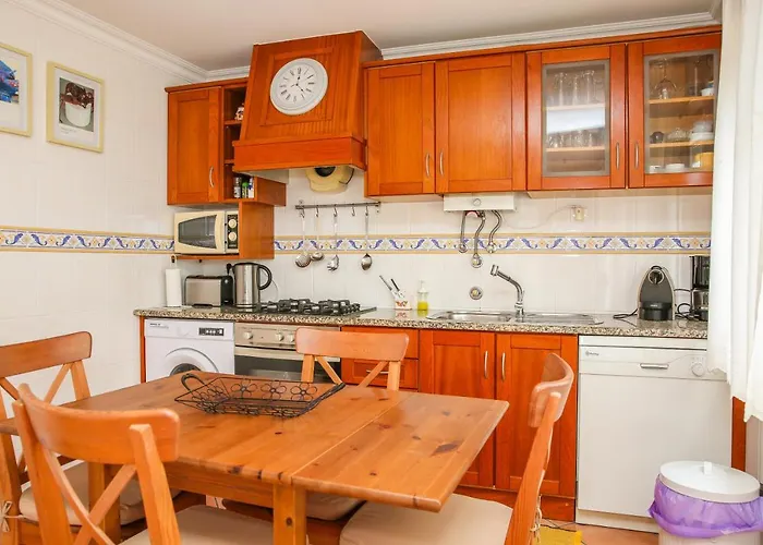 Joana Vasconcelos, Ocean View & Pool - Pata Da Gaivota